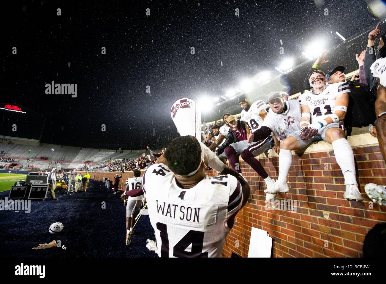 24 novembre 2022, Oxford, Mississippi, USA: I giocatori di football del Mississippi State si radunano e festeggiano con i pochi tifosi del Mississippi State che sono rimasti indietro dopo aver sconfitto i Rebels 24 a 22 nel 109th Annual Egg Bowl al Vaught Hemingway Stadium di Oxford, Mississippi. (Immagine di credito: © Hunter D. Cone/ZUMA Press Wire) Foto Stock