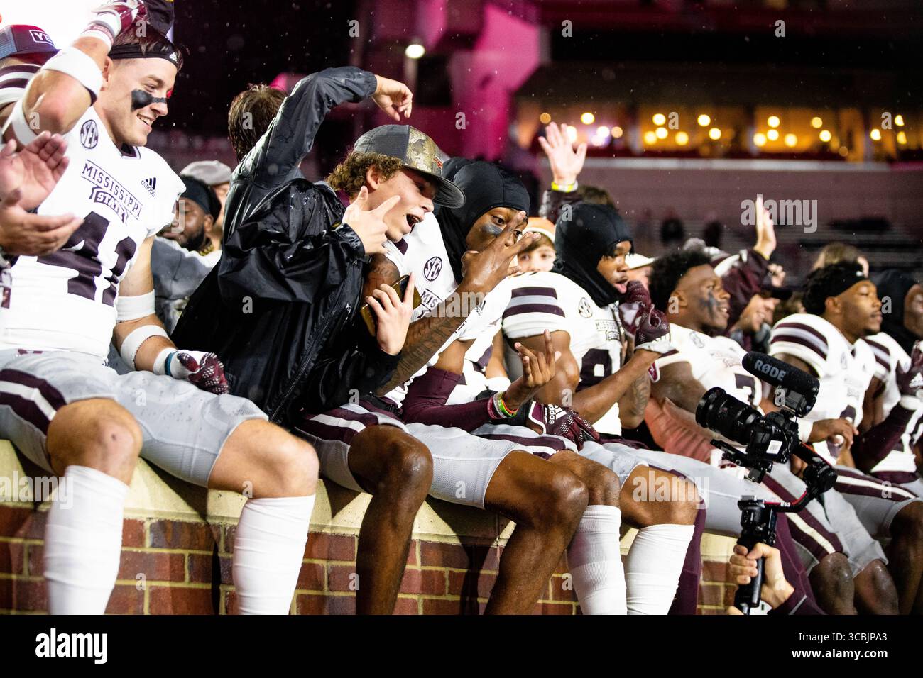 24 novembre 2022, Oxford, Mississippi, USA: I giocatori di football del Mississippi State si radunano e festeggiano con i pochi tifosi del Mississippi State che sono rimasti indietro dopo aver sconfitto i Rebels 24 a 22 nel 109th Annual Egg Bowl al Vaught Hemingway Stadium di Oxford, Mississippi. (Immagine di credito: © Hunter D. Cone/ZUMA Press Wire) Foto Stock