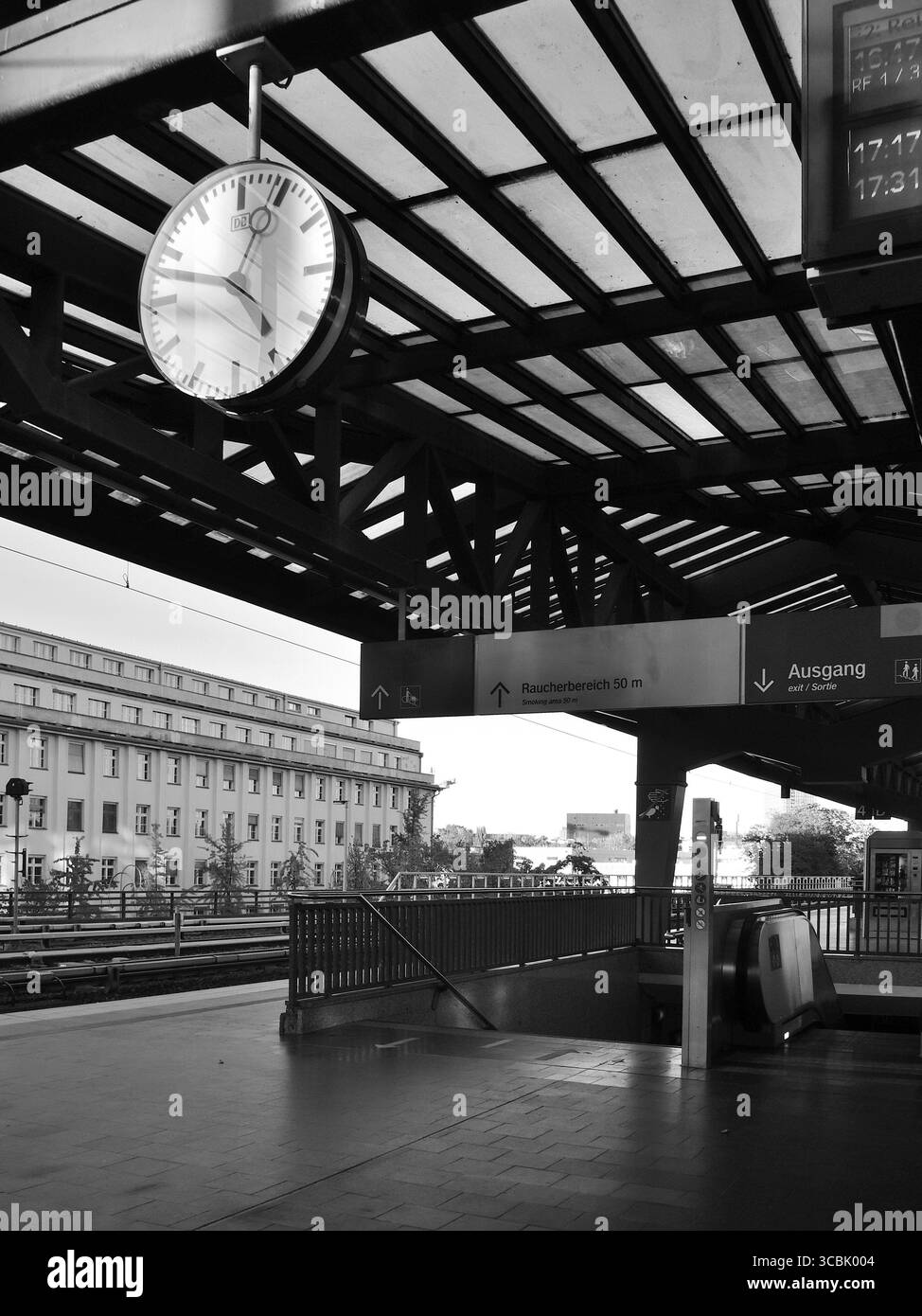 berlino, stazione ferroviaria, binario, treno, passeggeri, orologio, orologio della stazione, trasporto, stazione Zoo, enorme orologio con le mani Foto Stock