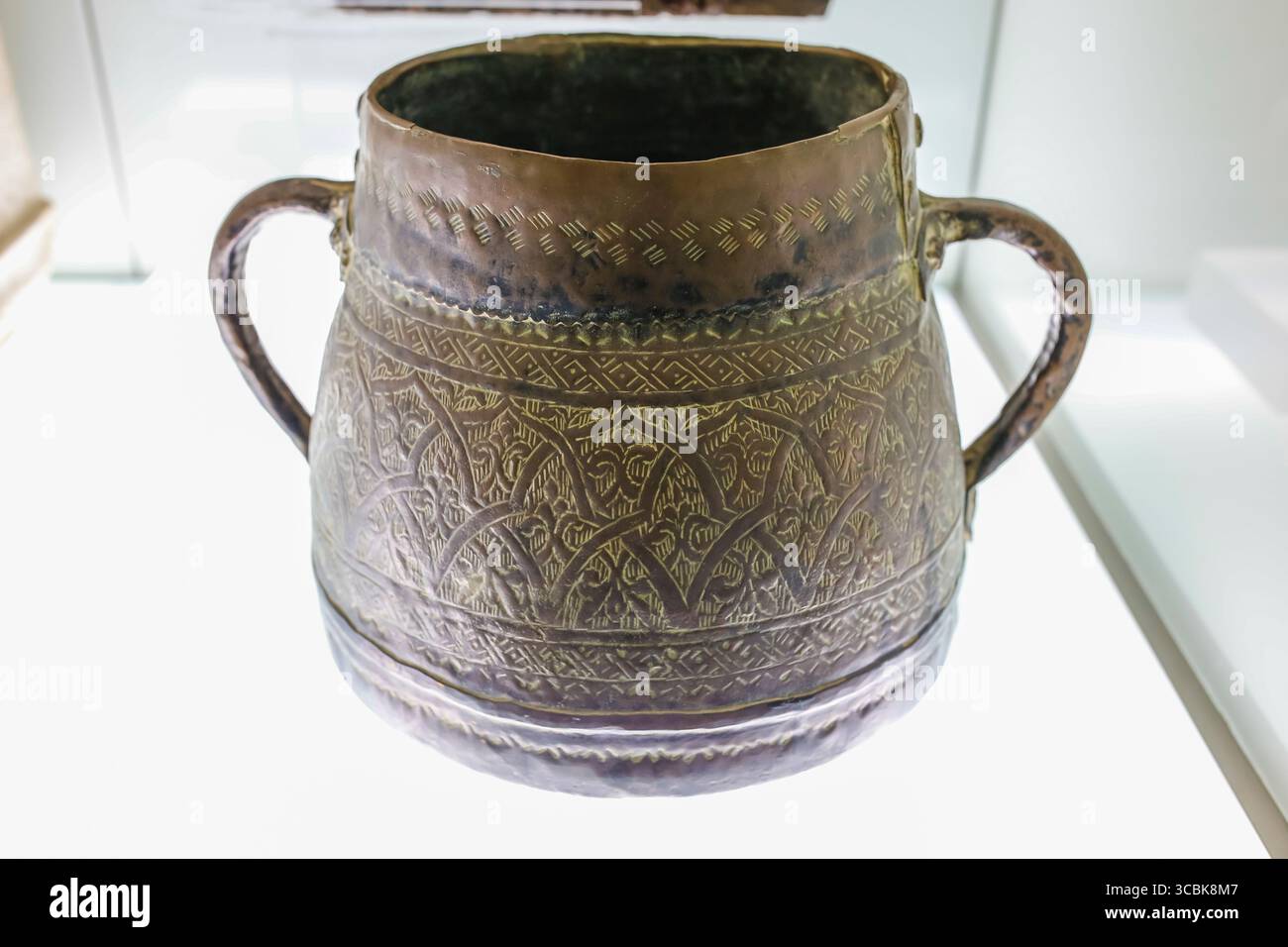 Siviglia, Spagna - Luglio 7th, 2018: Qdir o bronzo pentola globulare con decorazione geometrica, del XII secolo. Museo archeologico di Siviglia, in Andalusia, S Foto Stock