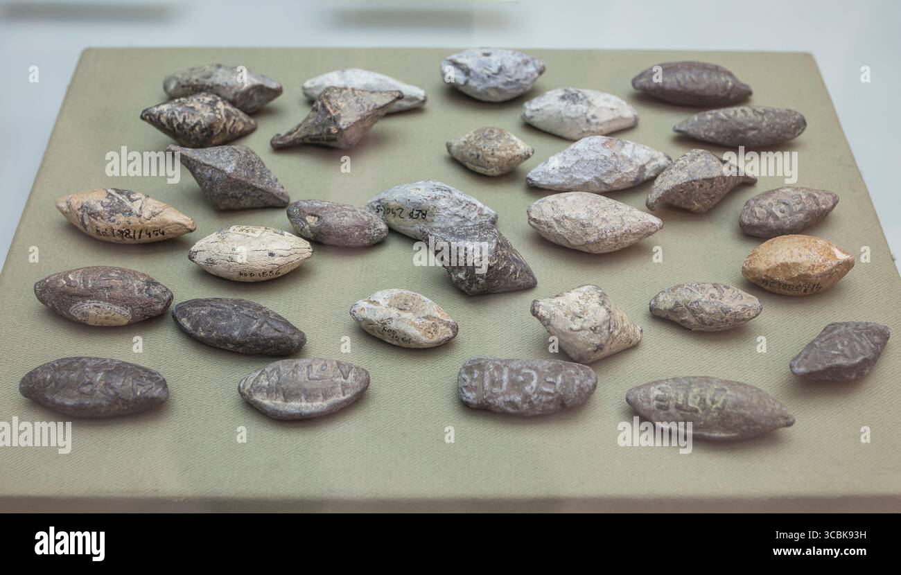 Siviglia, Spagna - 16 aprile 2019: Pallottole a forma di mandorla romana con il nome del comandante titolare al Museo Archeologico di Siviglia, Andalu Foto Stock