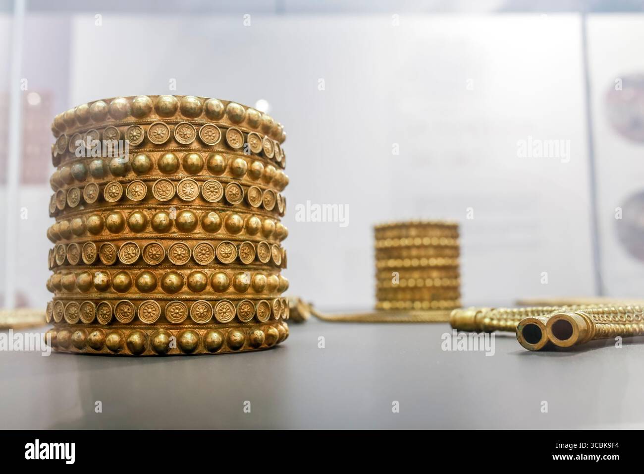 Siviglia, Spagna - 7 luglio 2018: Siviglia, Spagna - 31 maggio 2019: Tesoro del bracciale El Carambolo, Museo Archeologico di Siviglia, Andalusia, Spai Foto Stock