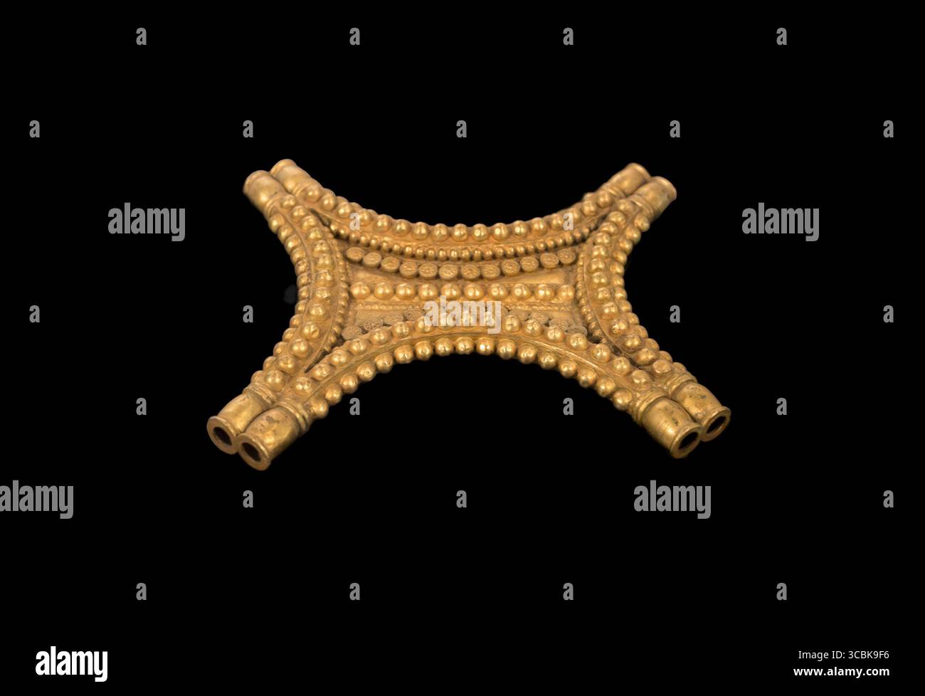 Siviglia, Spagna - 31 maggio 2019: Pectorale a forma di cuoio dal Tesoro di El Carambolo. Museo archeologico di Siviglia, Andalusia, Spagna Foto Stock