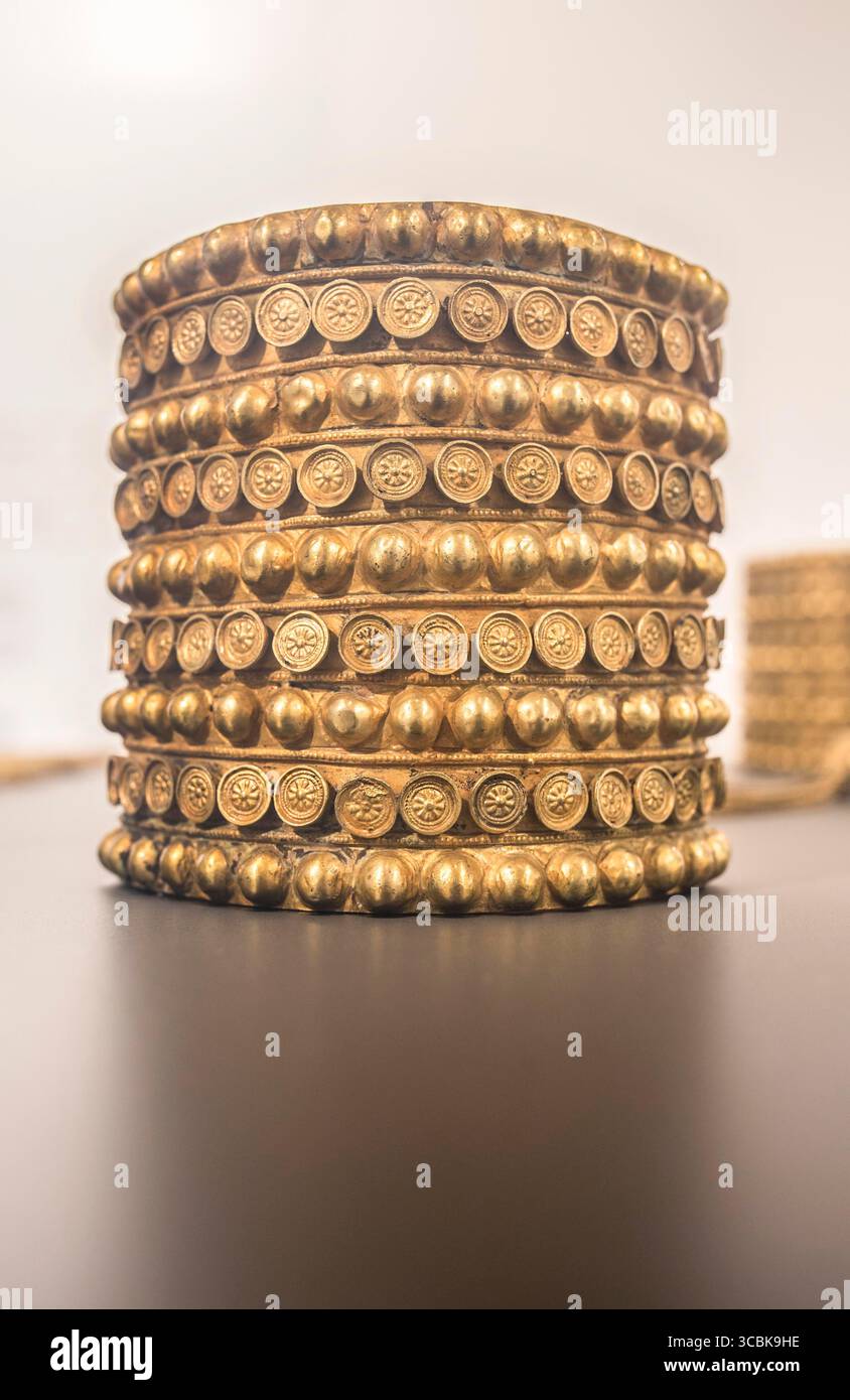 Siviglia, Spagna - 31 Maggio 2019: tesoro di El Carambolo bracciale, museo archeologico di Siviglia, in Andalusia, Spagna Foto Stock