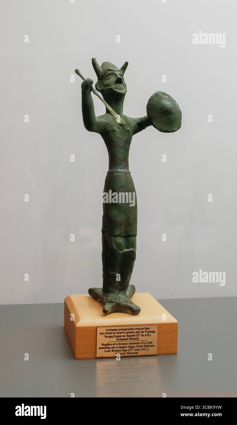 Siviglia, Spagna - 7 luglio 2018: Dio del lingotto di Enkiomi, sito archeologico del II millennio a.C., Cipro. Museo archeologico di Siviglia, Andal Foto Stock