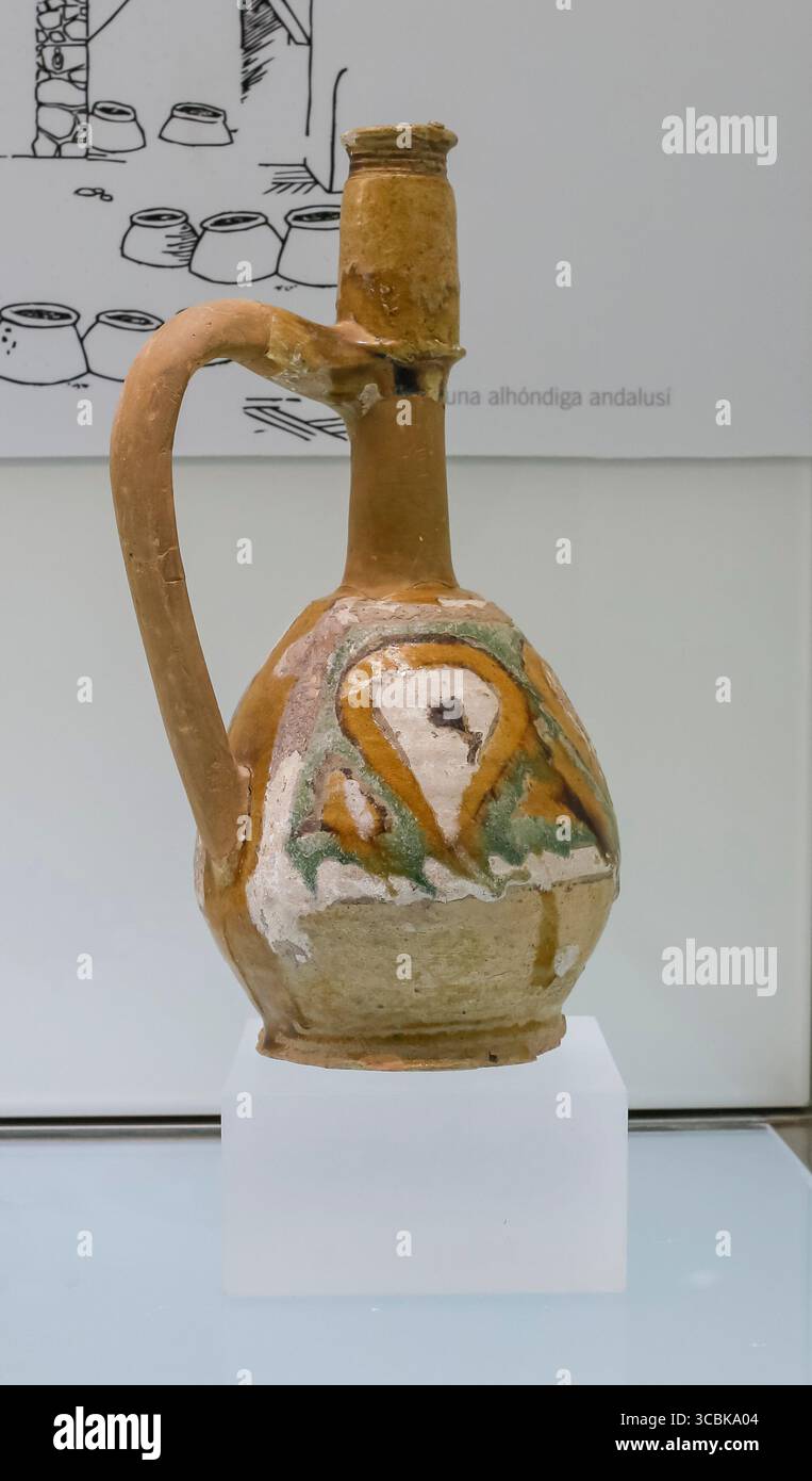 Siviglia, Spagna - 7 luglio 2018: Brocca moresca color miele, XI secolo. Museo archeologico di Siviglia, Andalusia, Spagna Foto Stock