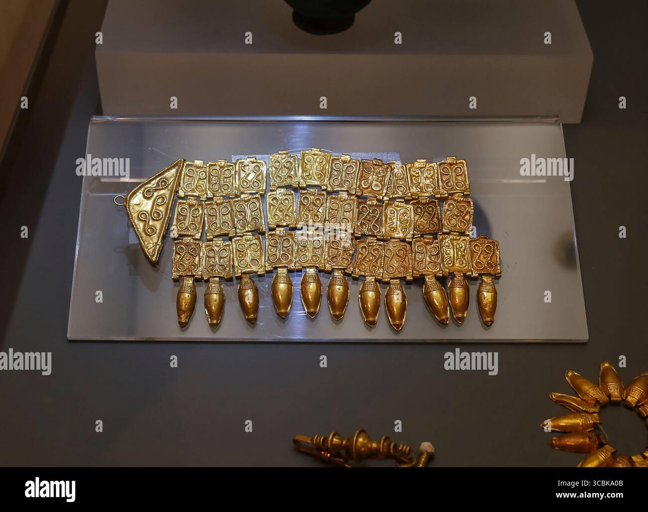 Siviglia, Spagna - 7 luglio 2018: Mairena del Alcor Treasure Diadem, Museo Archeologico di Siviglia, Andalusia, Spagna Foto Stock