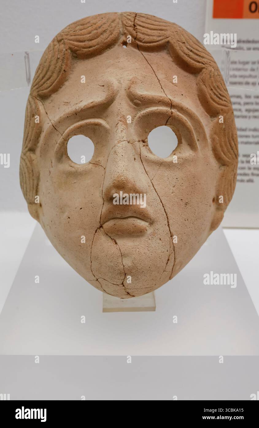 Siviglia, Spagna - 7 luglio 2018: Triste maschera funebre di un'attrice, sito Olivar alto, Utrera. Museo archeologico di Siviglia, Andalusia, Spagna Foto Stock