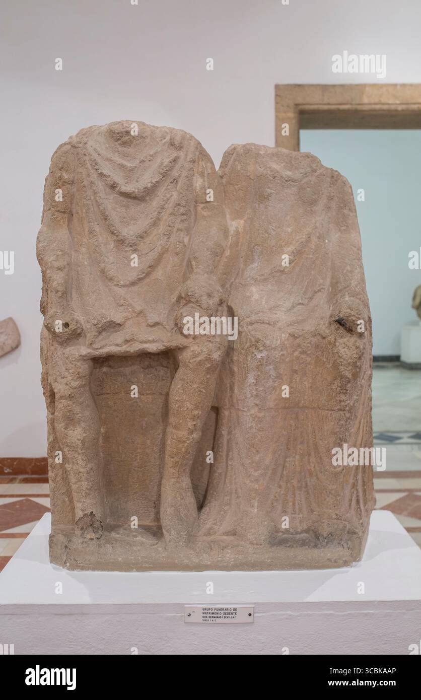Siviglia, Spagna - 16 aprile 2019: Coppia di Orippo, gruppo scultoreo ibero-romano che rappresenta una coppia seduta. Museo archeologico di Siviglia, Andalus Foto Stock