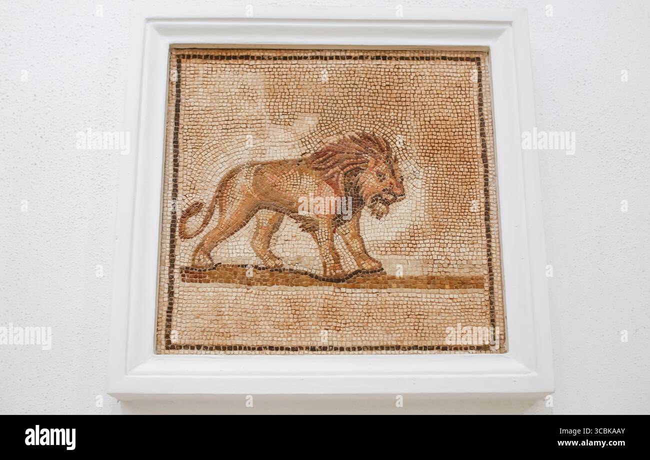 Siviglia, Spagna - 7 luglio 2018: Antico mosaico romano del III secolo raffigurante un leone. Museo archeologico di Siviglia, Andalusia, Spagna Foto Stock