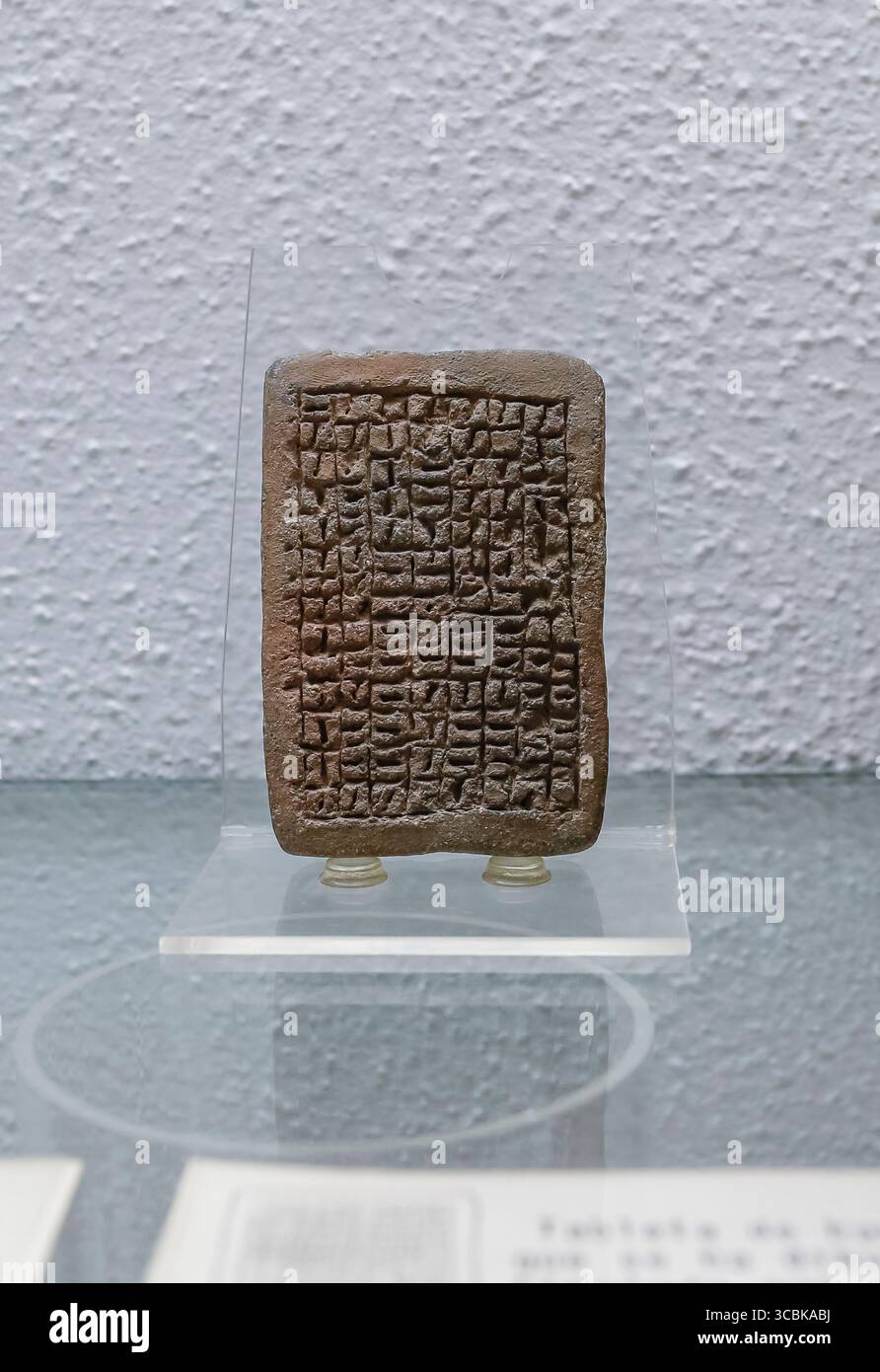 Siviglia, Spagna - 7 luglio 2018: Replica di mattoni cuneiformi di argilla al Museo Archeologico di Siviglia, Andalusia, Spagna Foto Stock