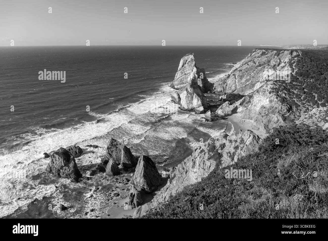 Portogallo, Distretto di Lisbona, Cabo da Roca (Capo Roca) che mostra la costa Rugged nel punto più occidentale dell'Europa continentale Foto Stock