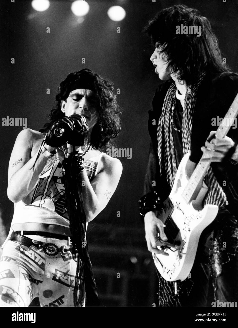 St. Petersburg, Florida, Stati Uniti: RATT - STEPHEN PEARCY & WARREN Demartini che si esibiscono durante l'Invasion of You Privacy Tour - Bay Front Center - 9 dicembre 1985 (Credit Image: © Christopher Helton via ZUMA Press Wire) Foto Stock