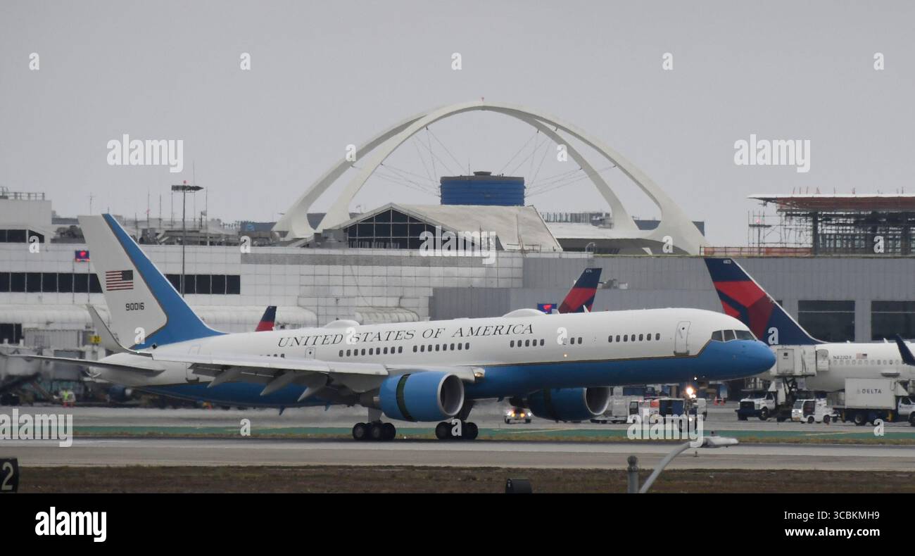 Meglio conosciuto come Air Force-2 un segnale di chiamata Boeing 757 ora mentre Air Force-1 atterra con il presidente Joe Biden arriva all'aeroporto internazionale di Los Angeles mercoledì, Los Angeles CA. 12 ottobre 2022. Il presidente Joe Biden inizierà una visita di circa due giorni a Southland che includerà un paio di apparizioni e una raccolta fondi politica. (Immagine di credito: © Gene Blevins/ZUMA Press Wire) Foto Stock