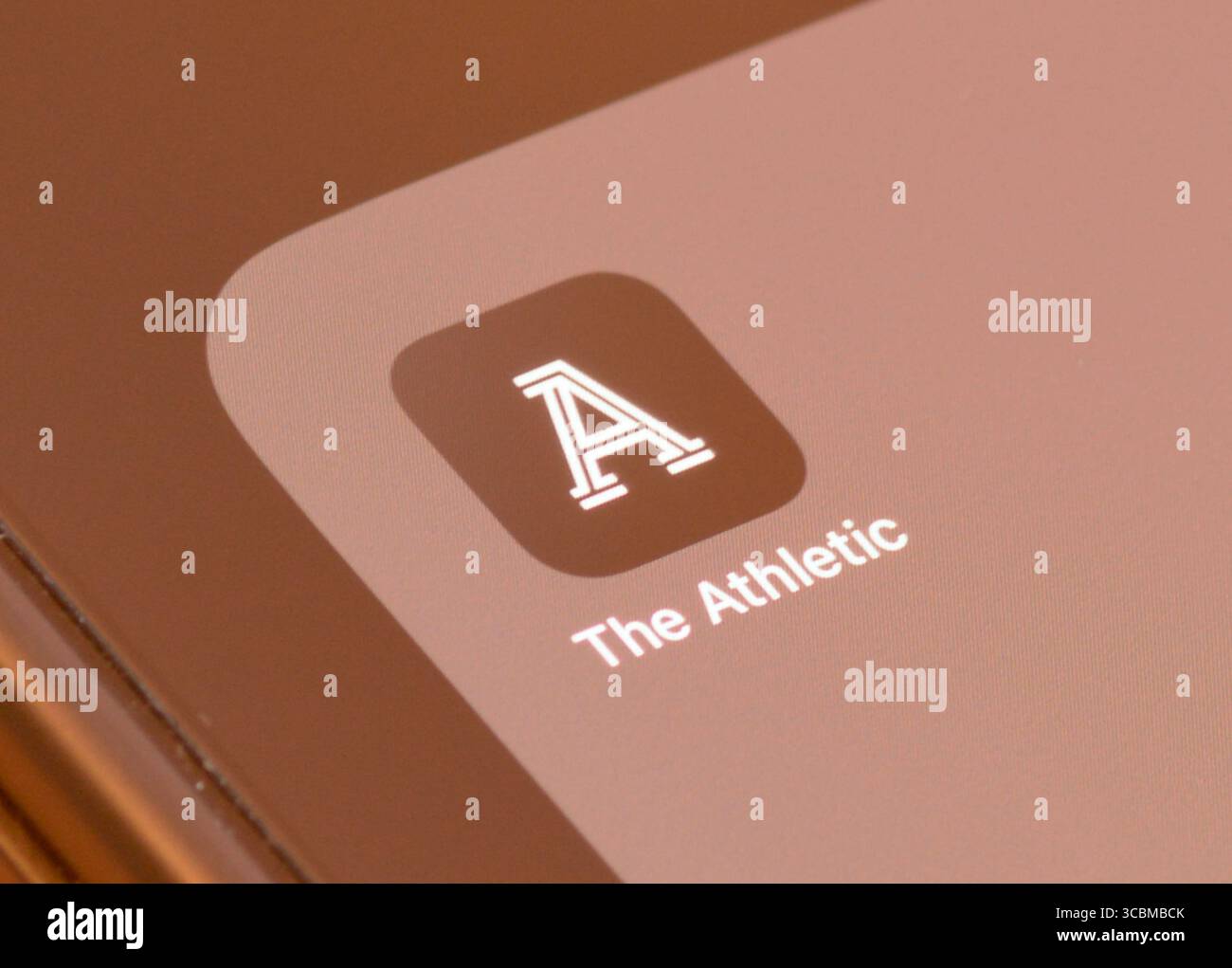 L'app Athletic Sports News sullo schermo di uno smartphone Foto Stock L'app Athletic Sports News sullo schermo di uno smartphone Foto Stock