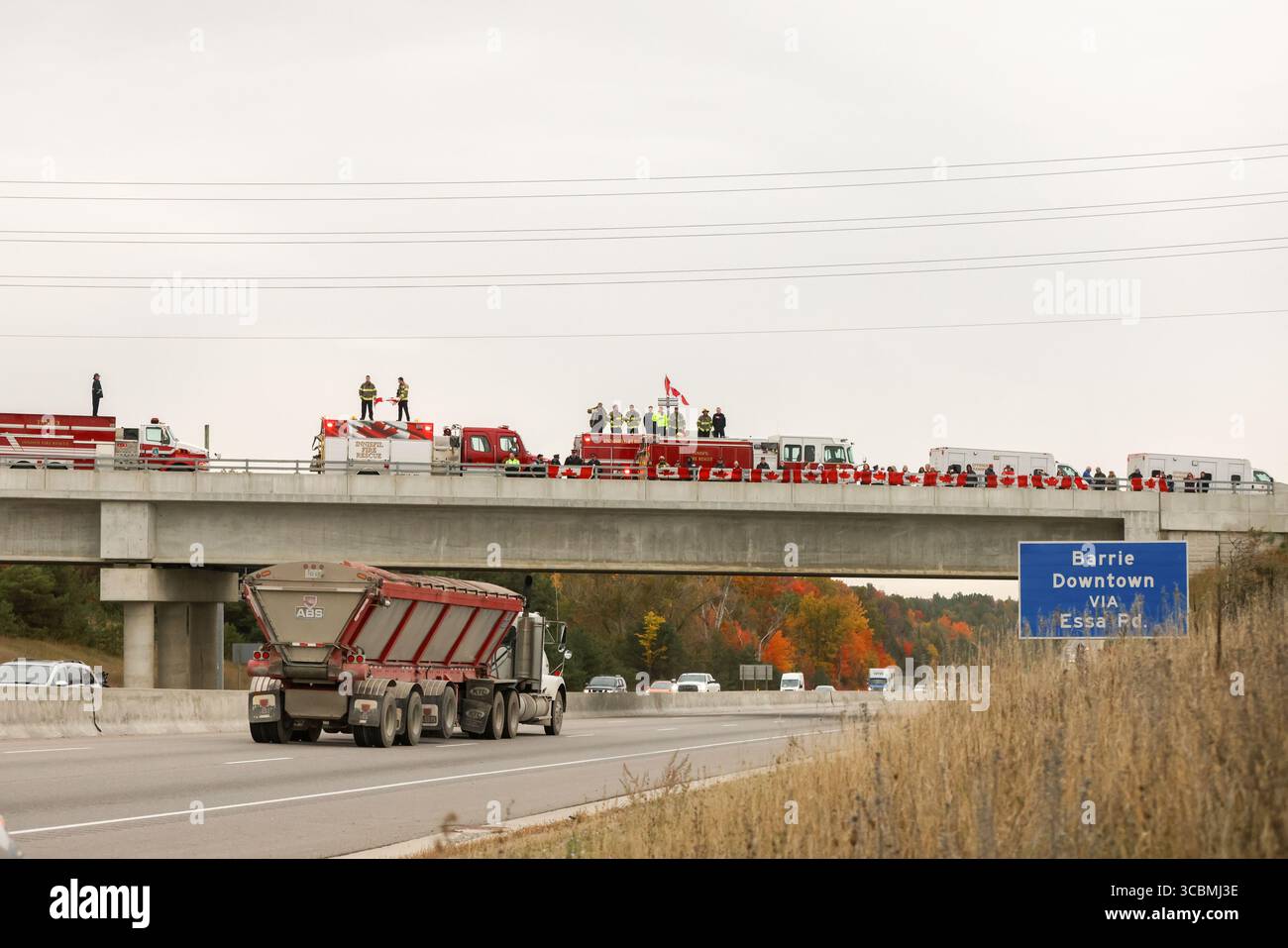 14 ottobre 2022, Innisfil, Ontario, Canada: Servizi di emergenza e bandiere canadesi pubbliche sul cavalcavia McKay Road Highway 400 preparandosi a salutare la processione di due agenti della polizia di South Simcoe uccisi che hanno risposto a una chiamata di disturbo domestica ad Alcona (Innisfil), Ontario - una piccola città nel centro-sud dell'Ontario, a circa un'ora a nord di Toronto. (Immagine di credito: © Christopher Drost/SHIFT digital tramite ZUMA Press Wire) Foto Stock