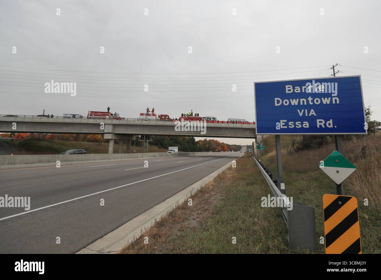 14 ottobre 2022, Innisfil, Ontario, Canada: Servizi di emergenza e bandiere canadesi pubbliche sul cavalcavia McKay Road Highway 400 preparandosi a salutare la processione di due agenti della polizia di South Simcoe uccisi che hanno risposto a una chiamata di disturbo domestica ad Alcona (Innisfil), Ontario - una piccola città nel centro-sud dell'Ontario, a circa un'ora a nord di Toronto. (Immagine di credito: © Christopher Drost/SHIFT digital tramite ZUMA Press Wire) Foto Stock