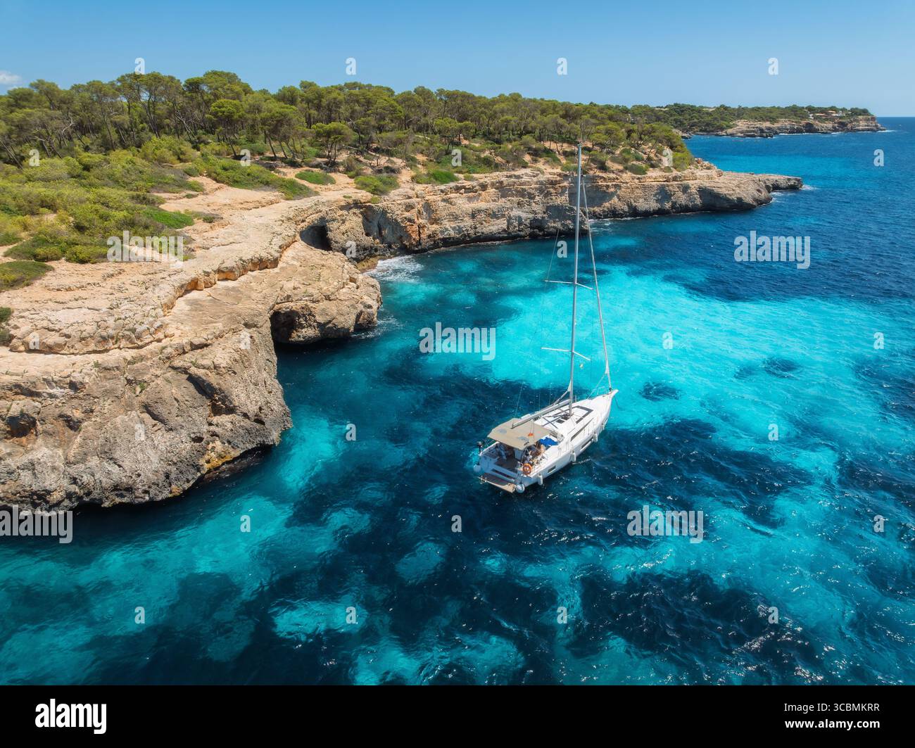 Vista dall'alto dal drone della barca a vela ancorata nel mare turchese Foto Stock