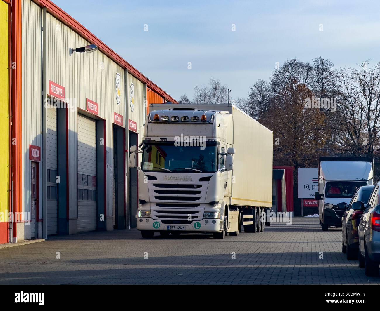 Senov, Cechia - 25 novembre 2024: Semi-motrice Scania R bianca con rimorchio parcheggiato davanti al servizio di sostituzione pneumatici Foto Stock