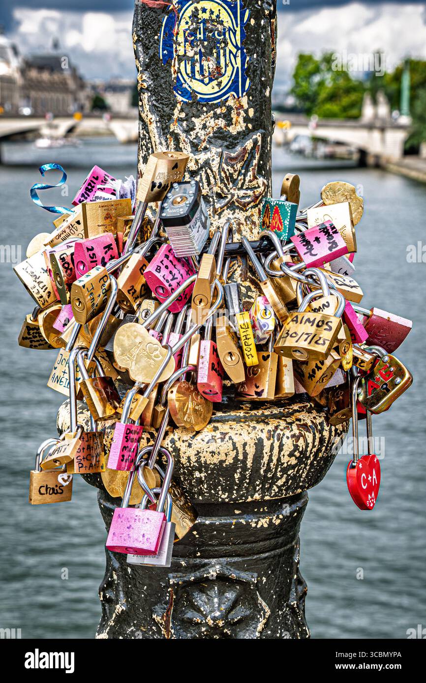 L'amore si chiude su un ponte di Parigi, Parigi, Francia Foto Stock