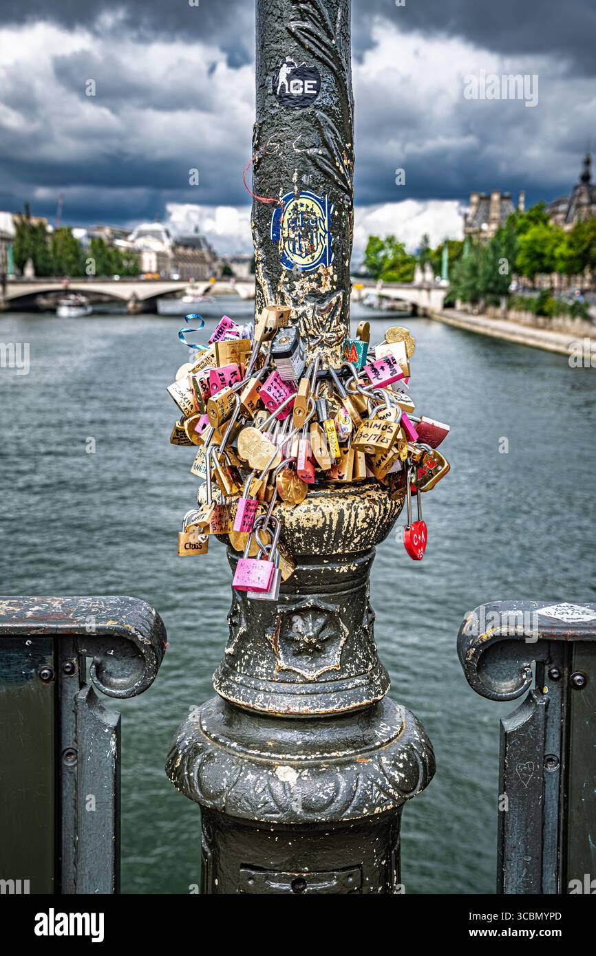 L'amore si chiude su un ponte di Parigi, Parigi, Francia Foto Stock