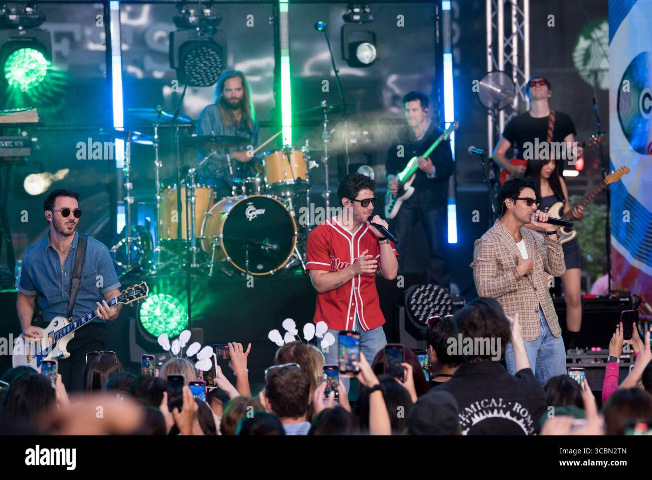 NY. 8 agosto 2025. Kevin Jonas, Nick Jonas, Joe Jonas, Jonas Brothers sul palco della NBC Today Show Concert Series with the Jonas Brothers, Rockefeller Plaza, New York, NY, 08 agosto, 2025. crediti: Simon Lindenblatt/Everett Collection/Alamy Live News Foto Stock