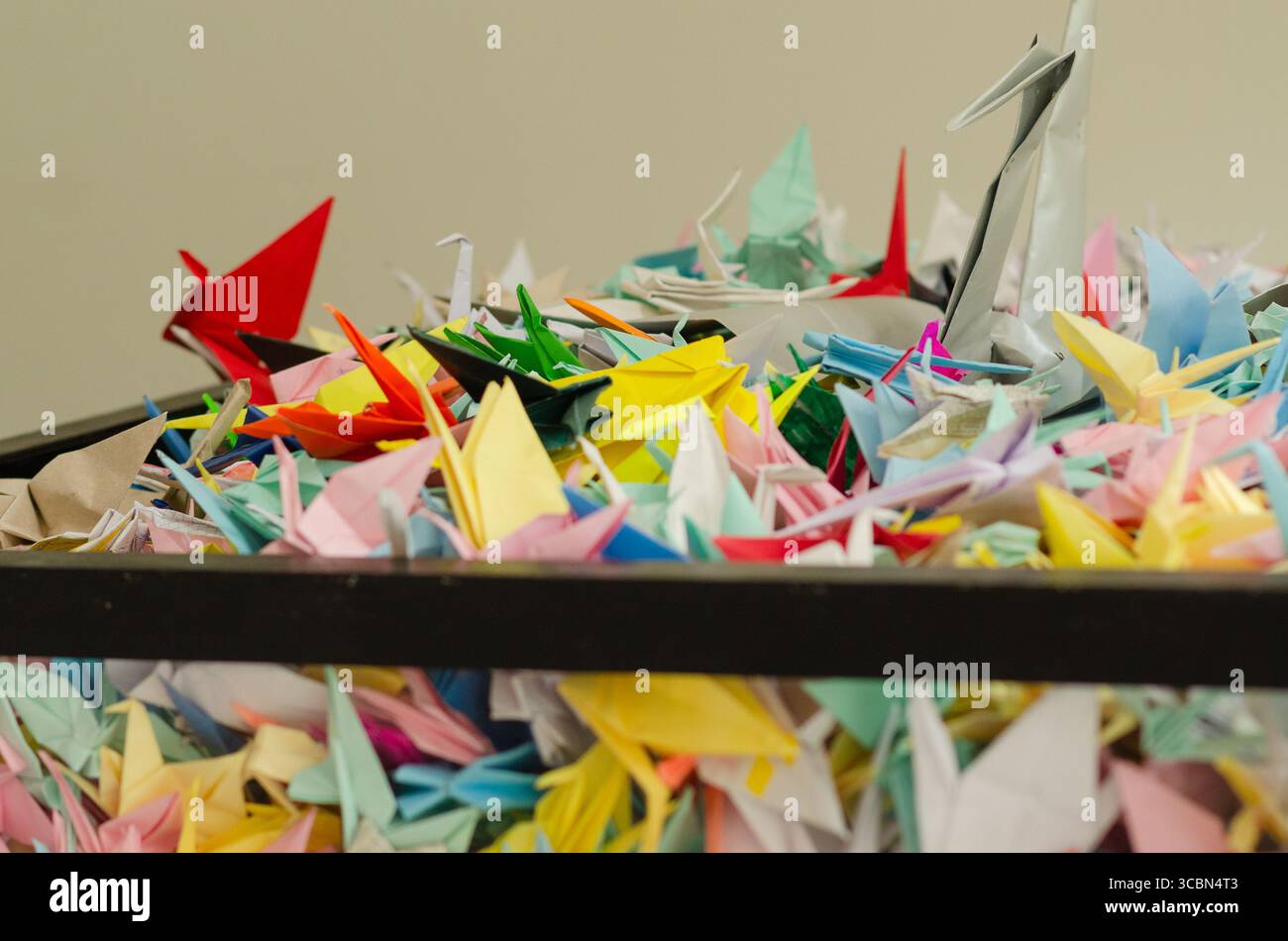 Buenos Aires, Argentina: Gru di carta Origami in una scatola di vetro nei giardini giapponesi di Buenos Aires. Foto Stock