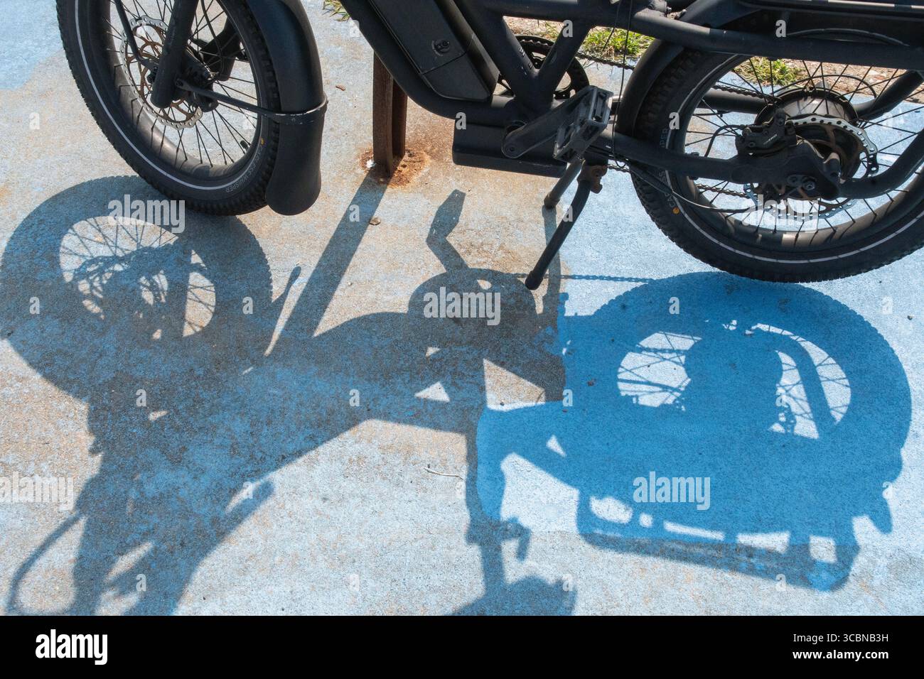 Abstract dell'ombra della bici illuminata dal sole Foto Stock