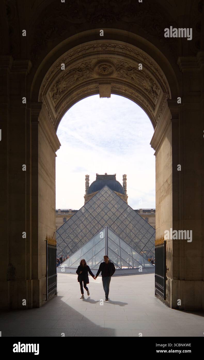 Parigi, Francia - 5 aprile 2019: Arco per i cortili del Louvre. Museo del Louvre esterno durante il giorno Foto Stock