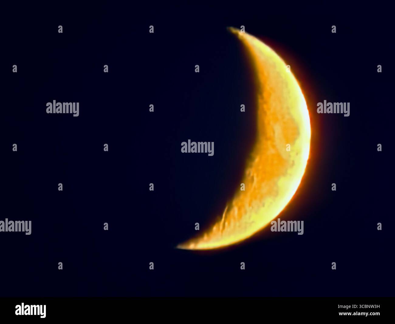 Accattivante Crescent Moon illuminata contro il cielo scuro - ideale per sfondi, marketing, branding, temi astronomici, progetti creativi digitali e contenuti social media per eleganza e ispirazione Foto Stock
