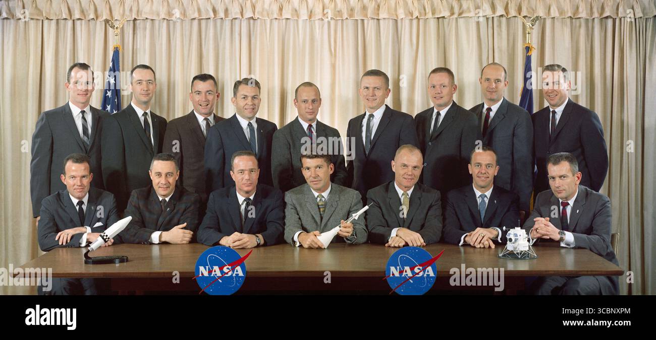Ritratto ufficiale dei sette astronauti originali Mercury più nuovi membri del corpo degli astronauti scattato il 19 febbraio 1963. Seduti da sinistra a destra sono: Gordon Cooper, Gus Grissom, Scott Carpenter, Wally Schirra, John Glenn, Alan Shepard e Deke Slayton. Da sinistra a destra ci sono: Edward White, James McDivitt, John Young, Elliot SEE, Charles Conrad, Frank Borman, Neil Armstrong, Thomas Stafford e James Lovell. Foto della NASA via CNP/ABACAPRESS.COM credito: Abaca Press/Alamy Live News Foto Stock
