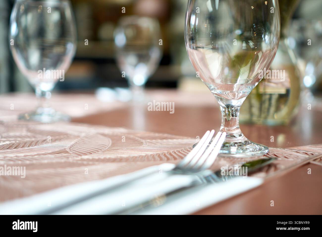 Bicchieri di champagne su un tavolo. Servizio festivo, bevande. Foto Stock
