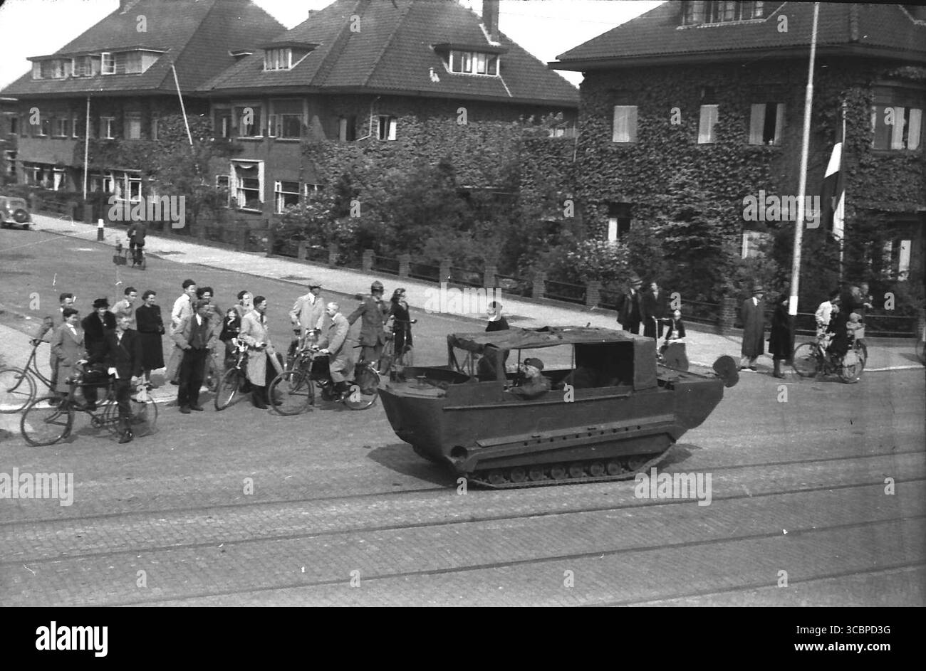 05-22-1945.Leida.Paesi Bassi.Parata dell'esercito di liberazione canadese con vari carri armati, cannoni, camion e altri veicoli corazzati, poche settimane dopo la fine della seconda guerra mondiale Foto Stock