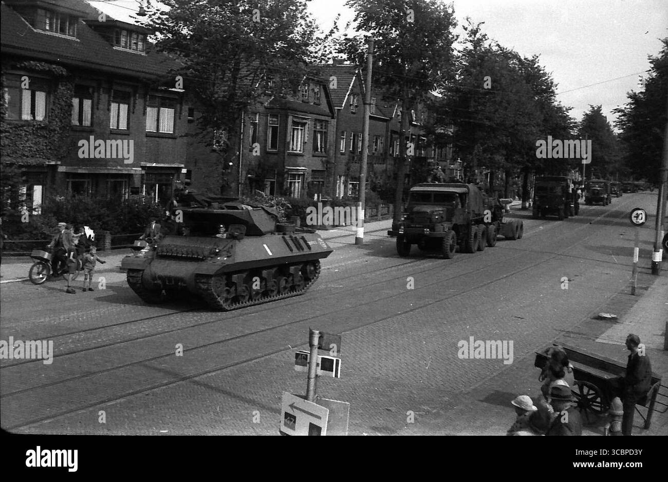 05-22-1945.Leida.Paesi Bassi.Parata dell'esercito di liberazione canadese con vari carri armati, cannoni, camion e altri veicoli corazzati, poche settimane dopo la fine della seconda guerra mondiale Foto Stock