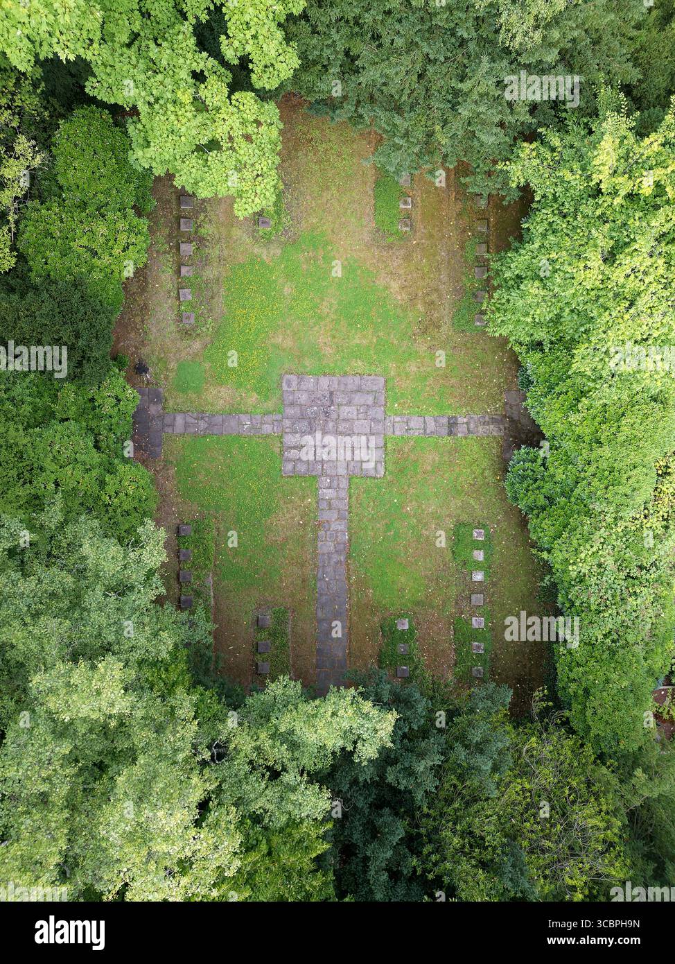 Cimitero militare, parte del cimitero protestante di Wattenscheid Westenfeld, vista aerea, Germania, Renania settentrionale-Vestfalia, zona della Ruhr, Bochum Foto Stock