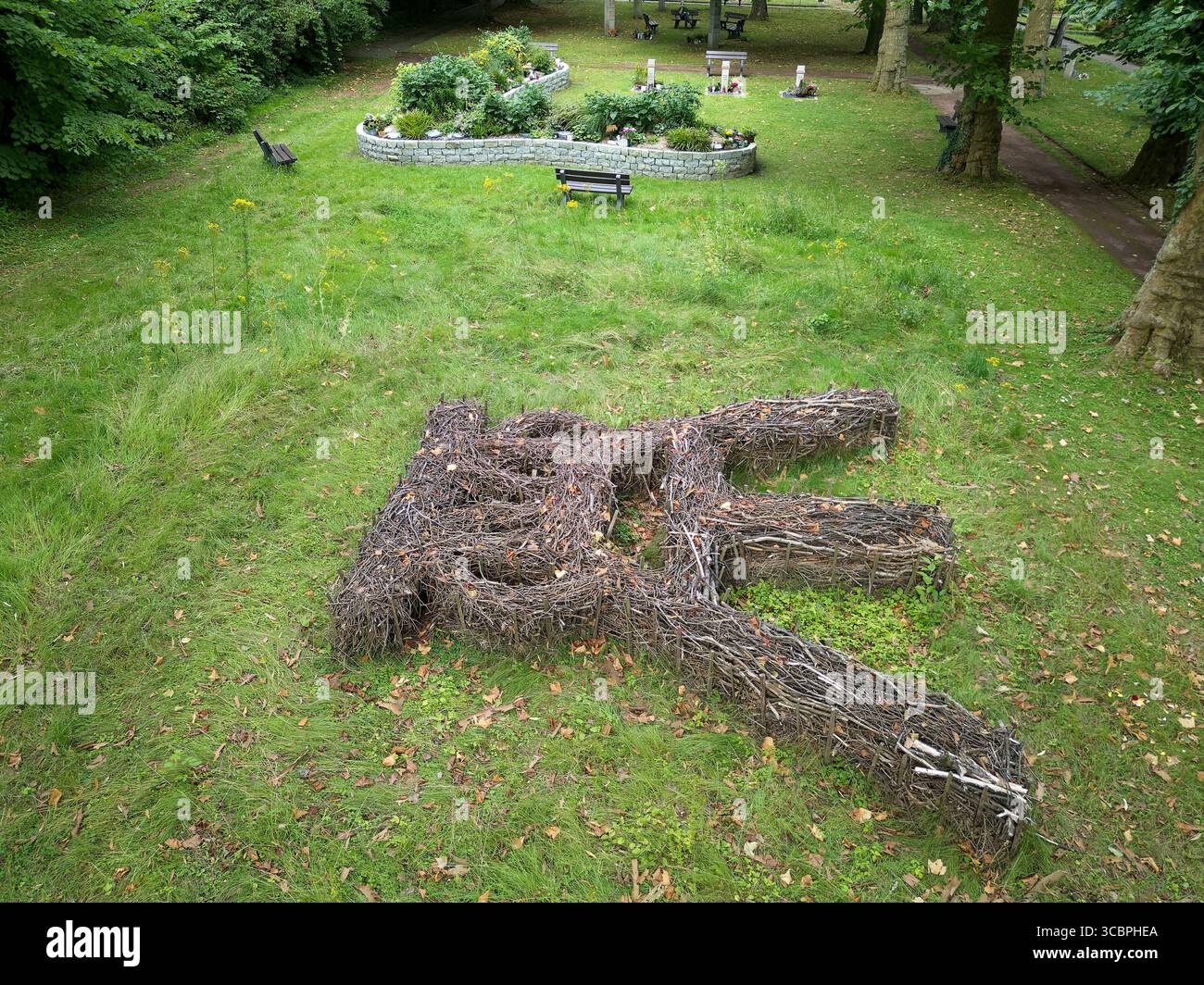 Siepe morte a forma di torre tortuosa e di giardino di urna in un cimitero, vista aerea, Germania, Renania settentrionale-Vestfalia, zona della Ruhr, Bochum Foto Stock