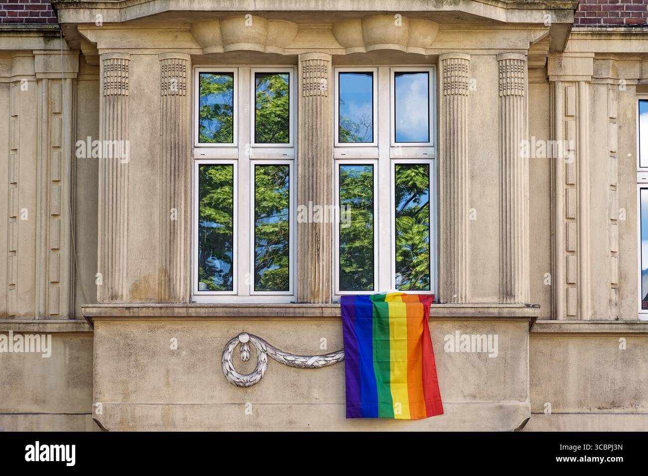 Bandiera arcobaleno appesa da una finestra, Germania, Renania settentrionale-Vestfalia, Ruhr area, Dortmund Foto Stock