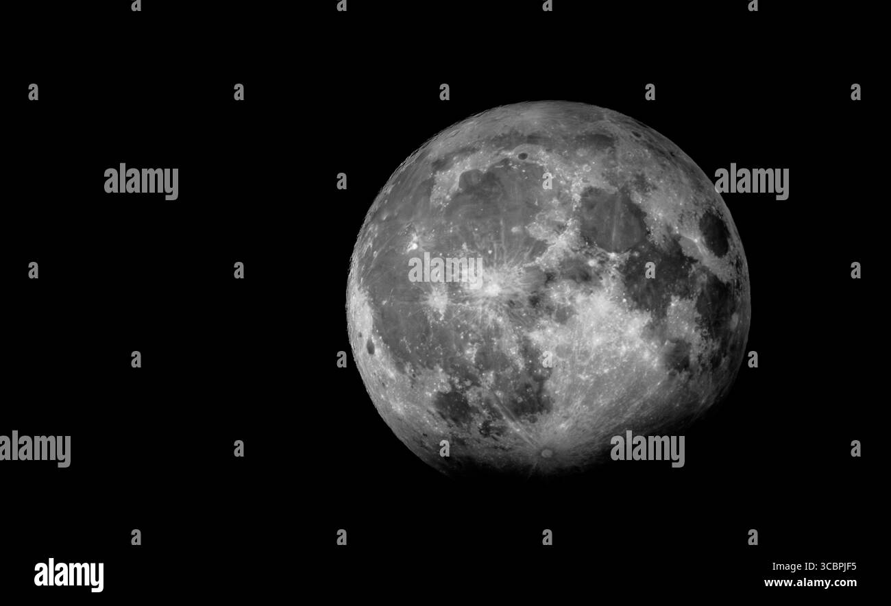 Full Moon in colori vivaci con Craters dettagliati Foto Stock