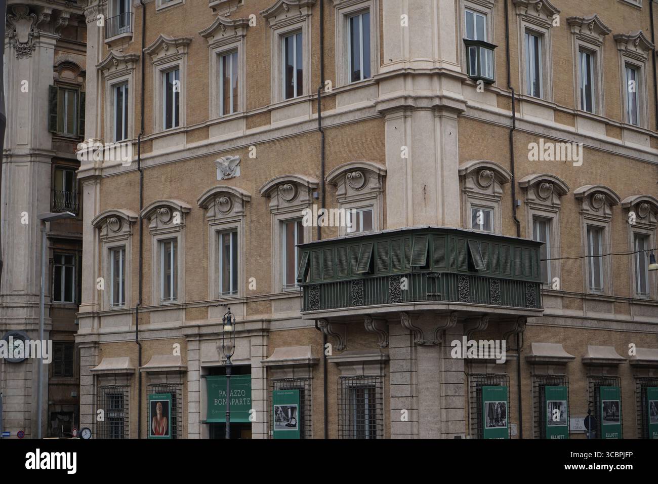 Una vista dello storico Palazzo Bonaparte, che mostra la sua complessa architettura, la grande facciata e le sue dettagliate opere in pietra. Foto Stock