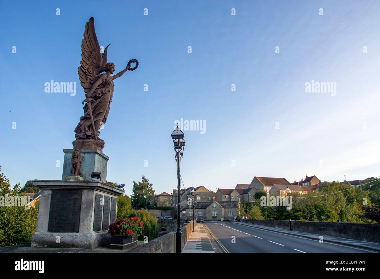 Monumenti della dea della Vittoria (figura femminile alata) a Wetherby lungo il fiume, che simboleggia la rapidità e la presenza divina Foto Stock