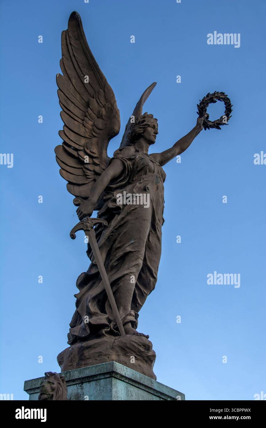 Monumenti della dea della Vittoria (figura femminile alata) a Wetherby lungo il fiume, che simboleggia la rapidità e la presenza divina Foto Stock