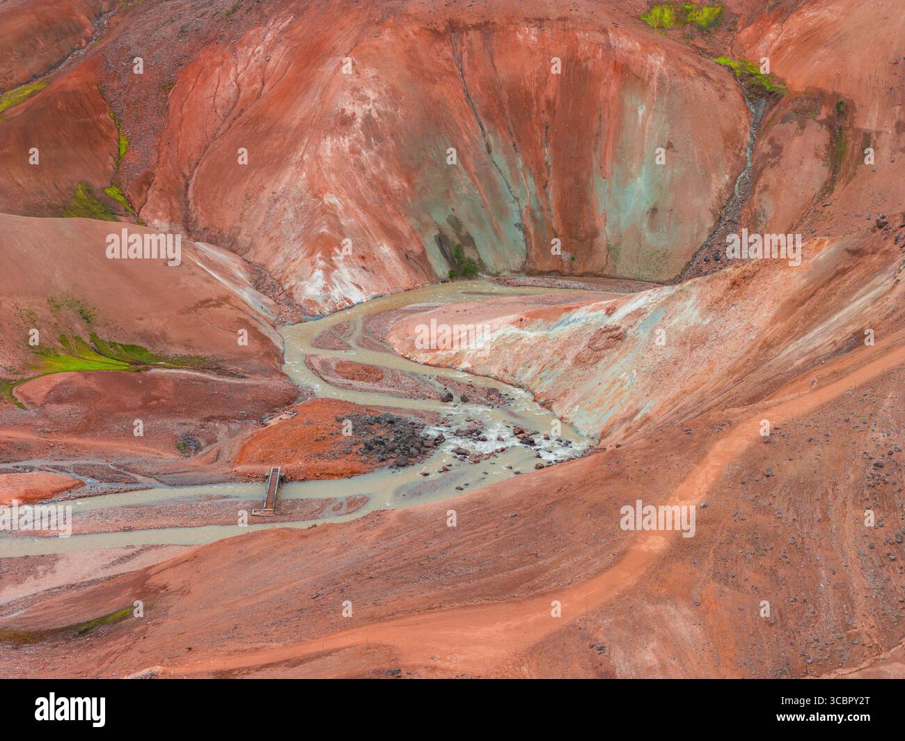Vista aerea delle Montagne Arcobaleno dell'Islanda con Winding Stream Foto Stock