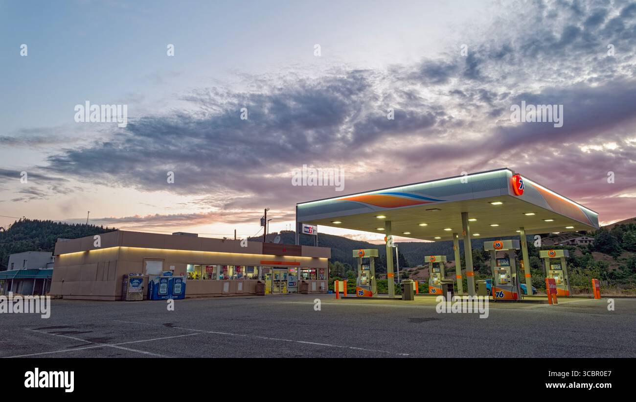 Una stazione di servizio Union 76 sull'Interstate 5 al tramonto a Oakland, Oregon, Stati Uniti Foto Stock