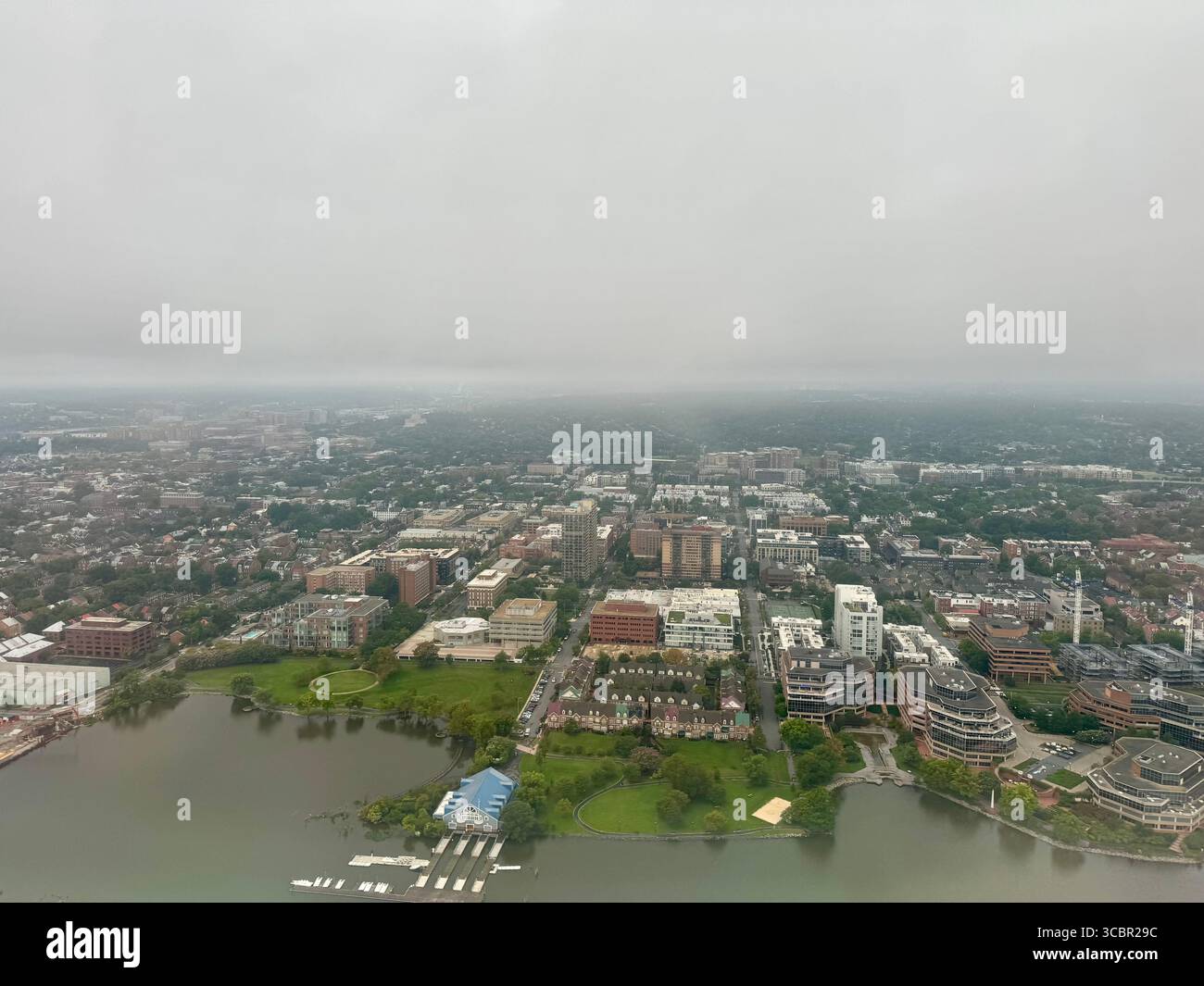 Vista aerea con nebbia mattutina su Alexandria, Virginia e il fiume Potomac - Immagine stock catturata con smartphone