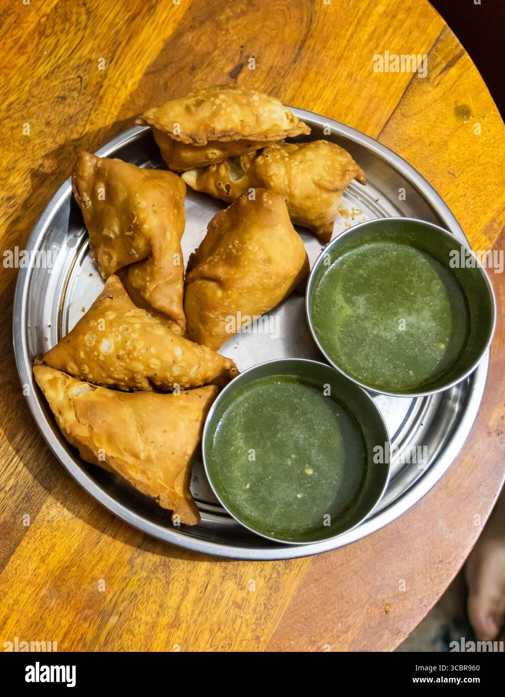 cibo di strada indiano samosa e chutney di menta verde al coperto Foto Stock