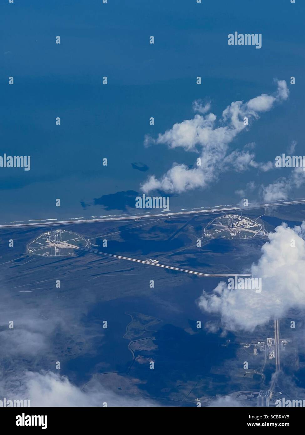 Vista aerea delle piattaforme di lancio del Kennedy Space Center in Florida, Stati Uniti Foto Stock