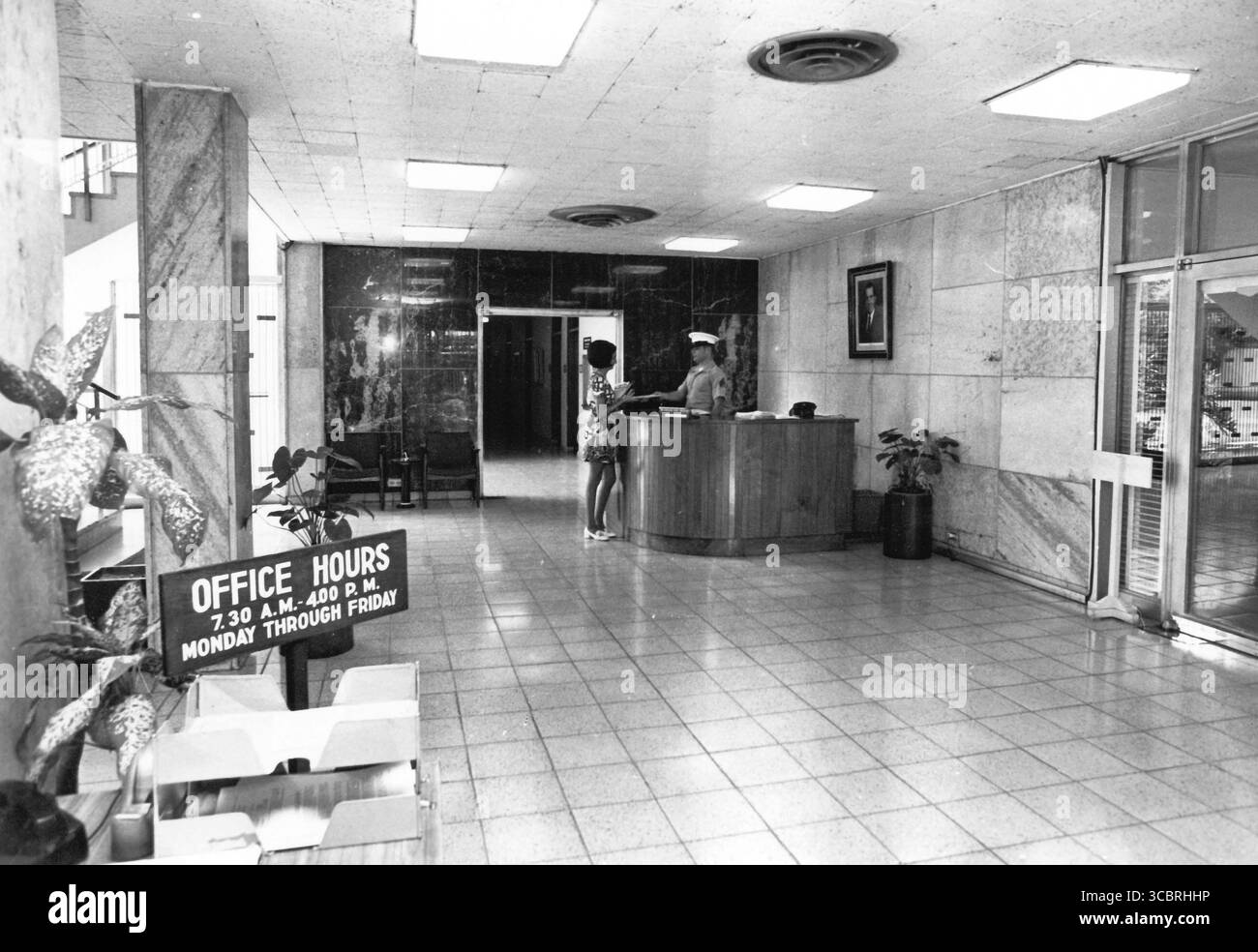 Marine Security Guard Post 1 presso l'Ambasciata degli Stati Uniti a Giacarta, Indonesia, circa 1970. Il vetro, l'apertura e il facile accesso rendevano difficili da proteggere le ambasciate degli Stati Uniti negli anni '1960. Inizialmente, dopo l'emergere di attacchi terroristici da parte di individui e piccoli gruppi, SY ha introdotto diversi cambiamenti, tra cui un piano di emergenza in quattro fasi, screening dei visitatori, controlli di accesso, più guardie di sicurezza della Marina e guardie locali extra per aumentare la sicurezza. Fonte: Dipartimento di Stato, Ufficio degli archivi storici. Foto Stock