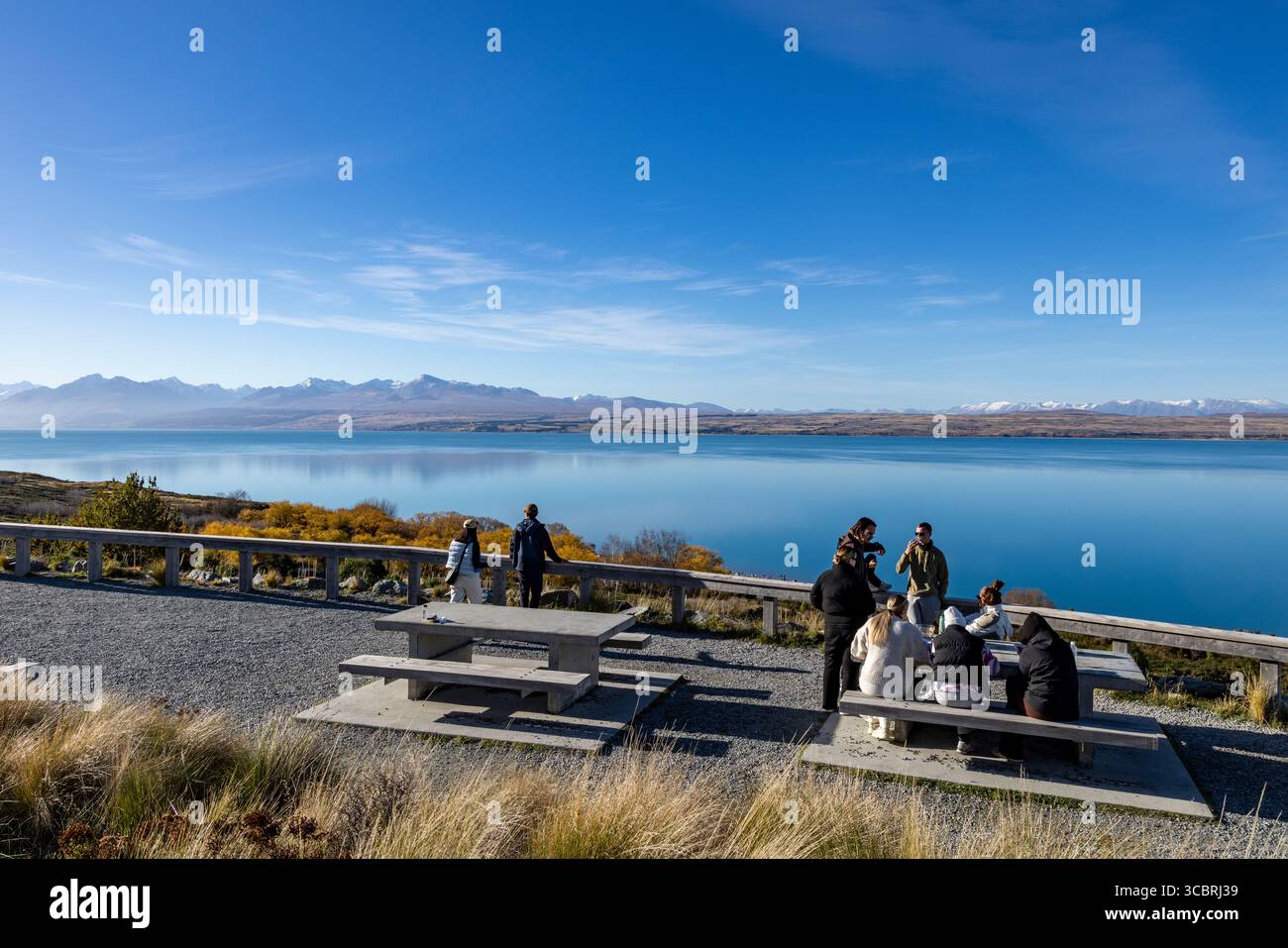 Lago Pukaki, Twizel, Isola del Sud, nuova Zelanda, i turisti si fermano al Peters Lookout per ammirare le vedute sul Lago Pukaki con il suo profondo colore della farina glaciale Foto Stock
