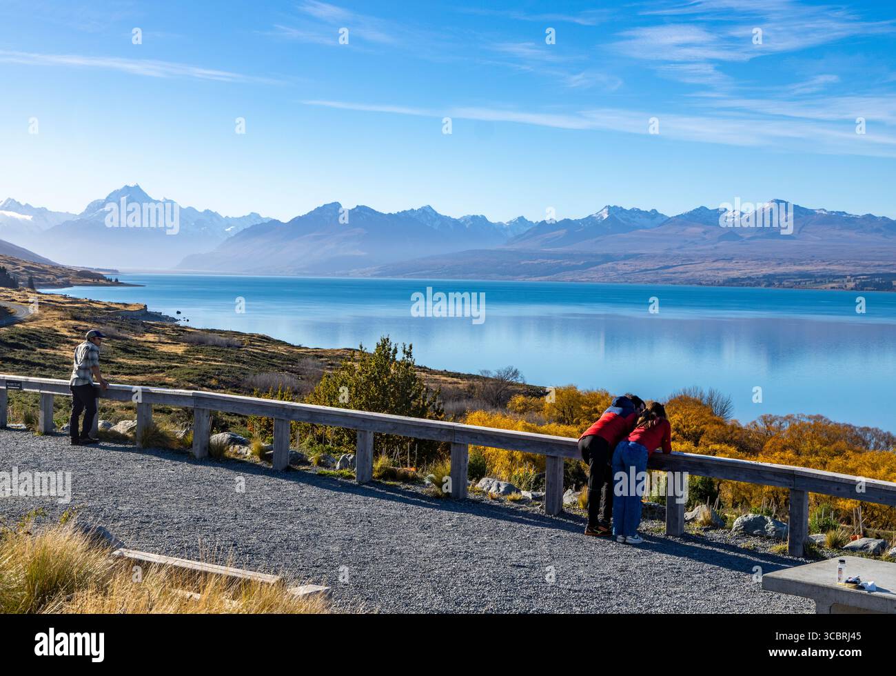 Lago Pukaki, Twizel, Isola del Sud, nuova Zelanda, i turisti si fermano al Peters Lookout per ammirare le vedute sul Lago Pukaki con il suo profondo colore della farina glaciale Foto Stock