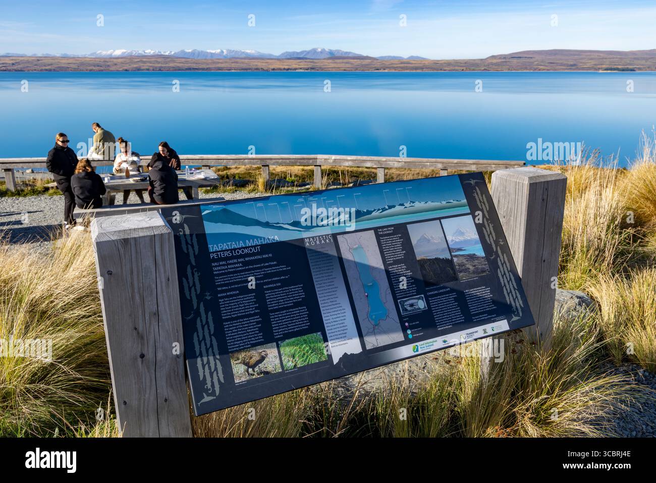 Lago Pukaki, Twizel, Isola del Sud, nuova Zelanda, i turisti si fermano al Peters Lookout per ammirare le vedute sul Lago Pukaki con il suo profondo colore della farina glaciale Foto Stock